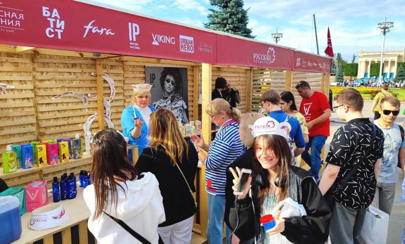 «Русская Косметика» участник выставки-ярмарки на национальном фестивале искусства, моды и красоты «Узоры» на ВДНХ   «Русская Косметика» участник выставки-ярмарки на национальном фестивале искусства, моды и красоты «Узоры» на ВДНХ